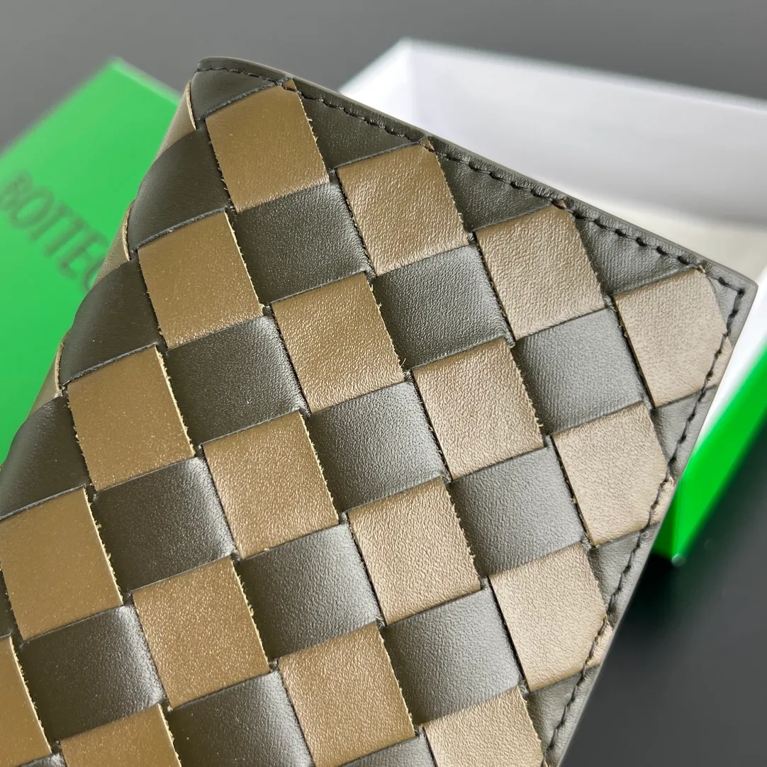 B’s new passport holder [let me see]. 607482 The classic woven element is the symbol of bv, made of cowhide. It is soft to the touch and durable. In addition to the passport, it can also hold cards, documents and a small amount of cash. It is small and exquisite. The country is open. It is a must-have item for the passport holder. It is super suitable for travel. Woven is the eternal classic of the brand. Size: 13.3x9.5, P580